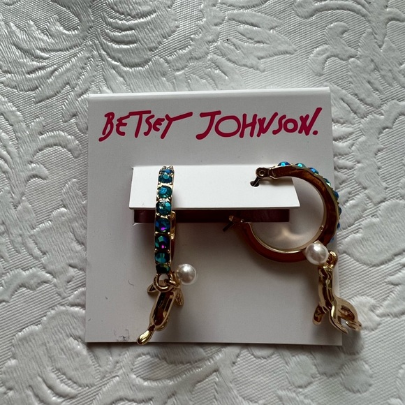 Betsey Johnson Seal Charm Huggie Hoop earrings - Picture 3 of 3